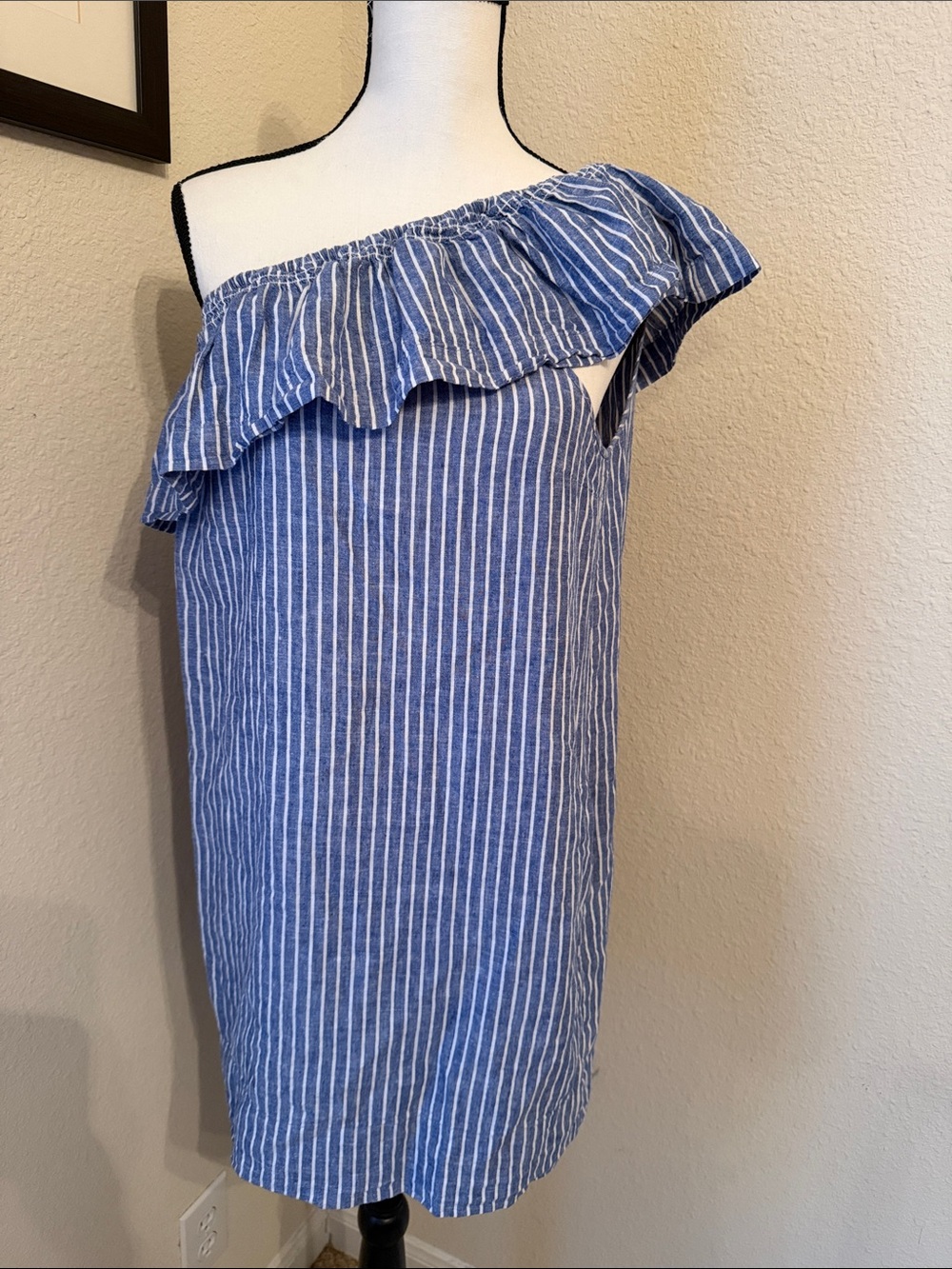 Madewell Dress . One shoulder ruffle . Excellent condition. Linen cotton blend